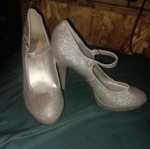 Heart in D high heeled buckle shoes